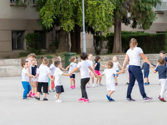 vetement ecole t-shirt de gym porte ouverte