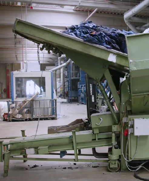 Déchiquetage des vêtements usagés